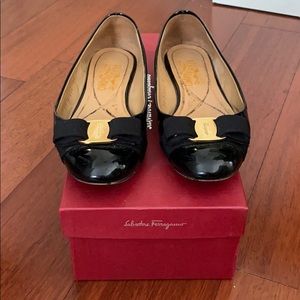 Ferragamo Varina flat black patent